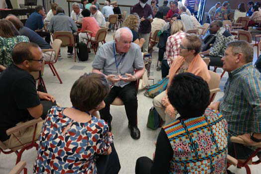 Reunião em grupos durante o encontro dos responsáveis.