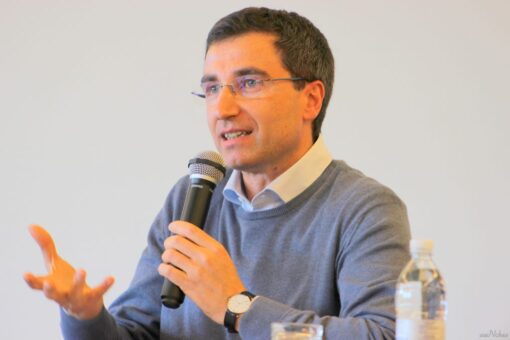 Professro Vicenzo di Pilato para sobre o Treinamento em Sinodalidade.