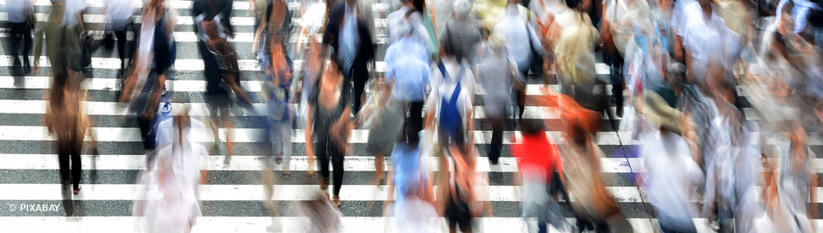 Imagem com muitas pessoas em movimento. Matéria sobre sínodo.