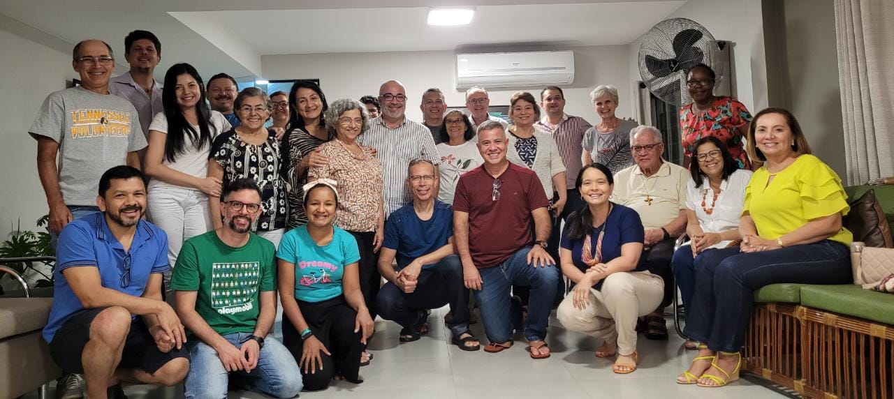 Foto de membros dos Focolares com Bernadette e Angel.