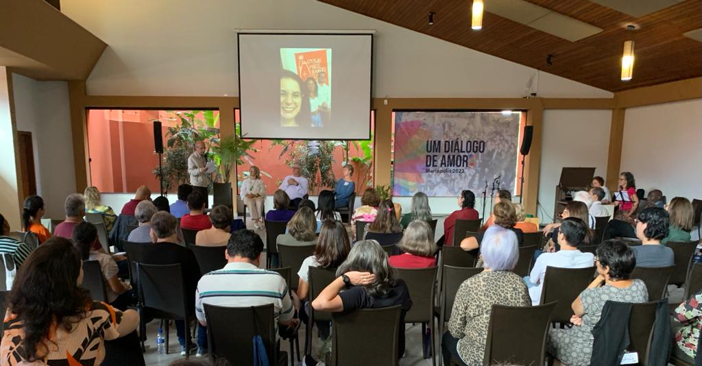 Participantes assistindo um vídeo na Mariápolis de Santa Catarina.