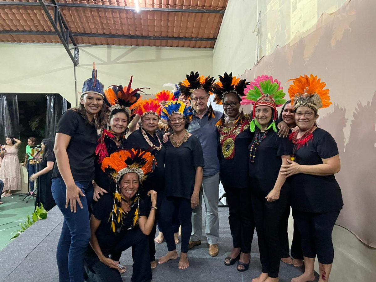 Visita dos conselheiros internacionais em Manaus. Conselheiros e comunidade com adereços típicos da comunidade local.