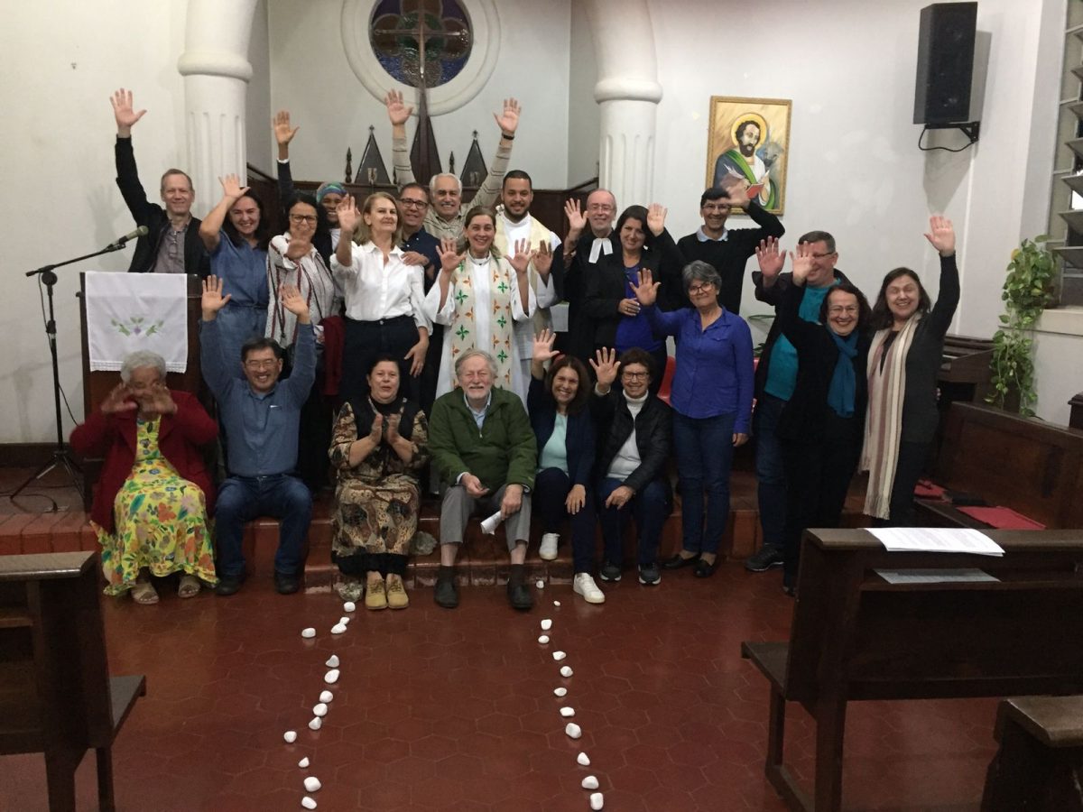 Grupo ecumênico reunido durante a SOUC 2023 em Londrina (PR).