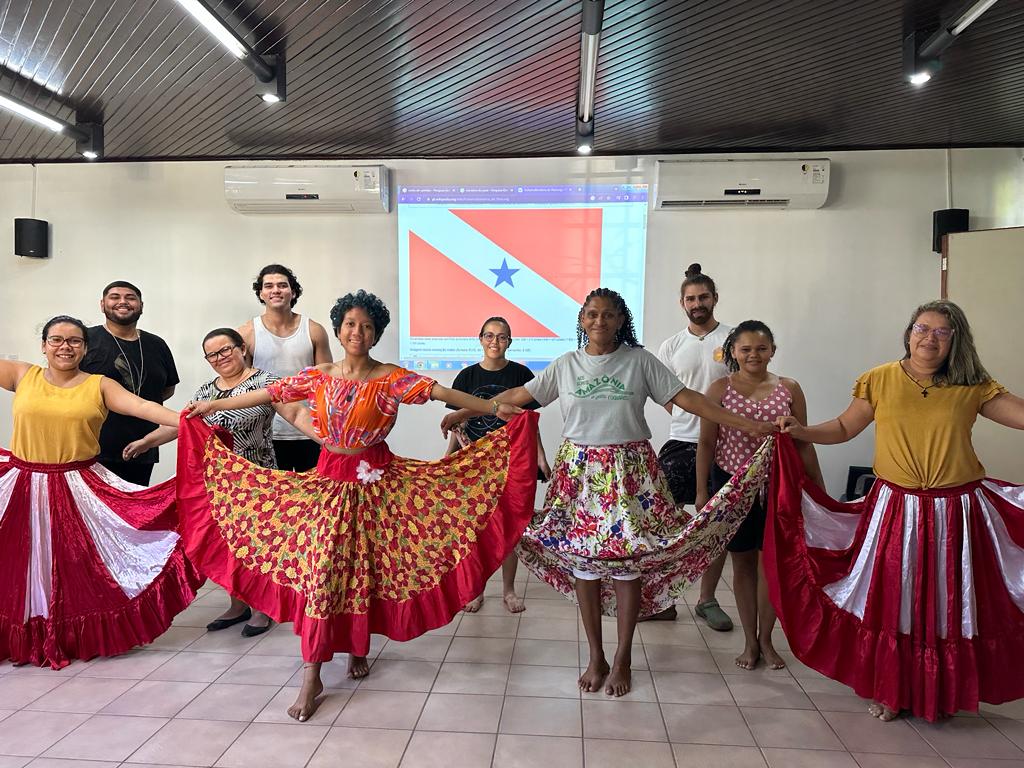 Jovens com roupas típicas do carimbó.