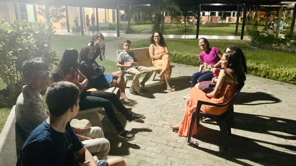 Grupo reunidos conversando à noite, durante o Congresso Juvenil 2023.