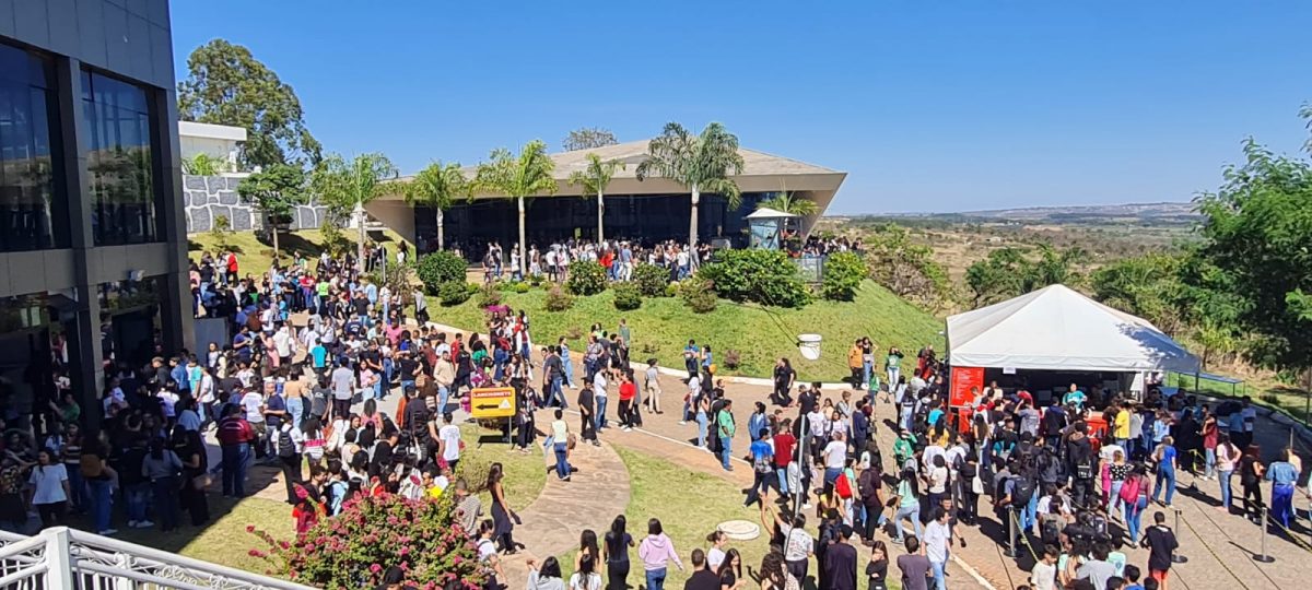 Encontro com crismandos da Arquidiocese de Brasília reúne Movimentos