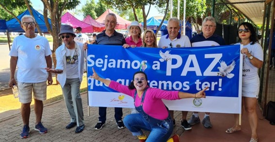 Grupo durante a Terceira Caminhada pela Paz em Taguatinga.