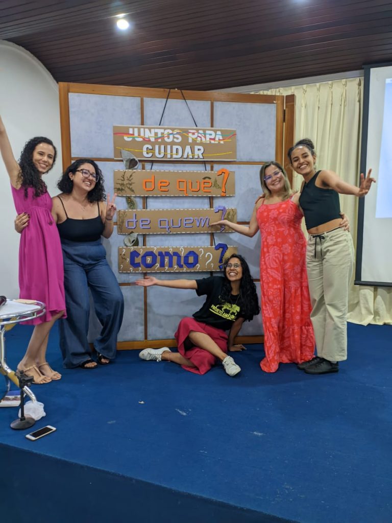 Jovens mostrando parte do palco do evento.