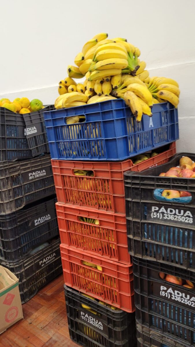 Alimentação recolhida de doações.