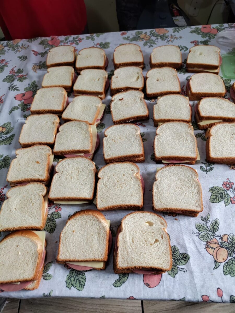 Alimentação recolhida de doações.