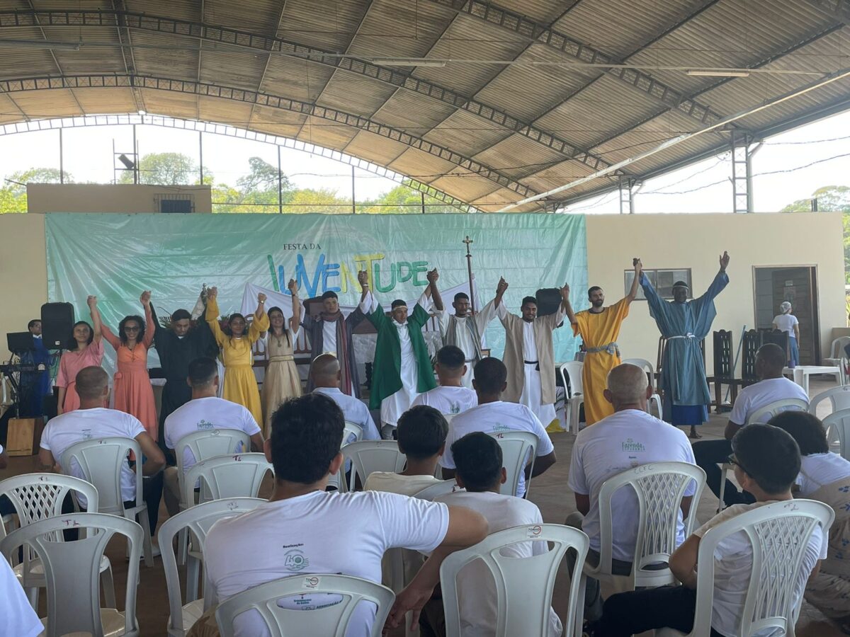 Jovens na Fazenda da Esperança.